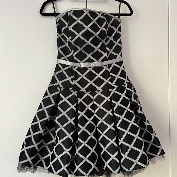 jessica mcclintock black and white dress Vintage New With Tags (Deadstock) Jessica McClintock White Gown with B –  Amorin Vintage